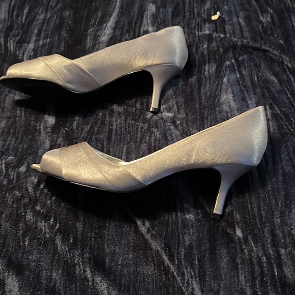 Beautiful silver peep toe shoes - Picture 2 of 4